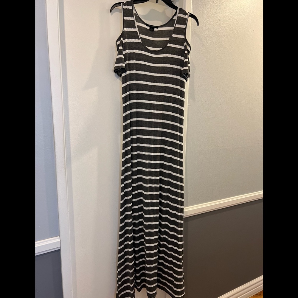 MAXI DRESS- CUT OUT SHOULDER - GRAY/ WHITE STRIPED SZ L